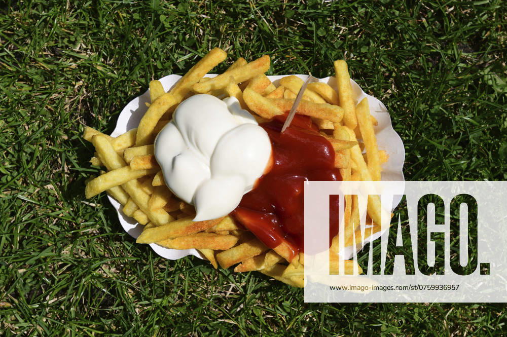 French fries are deep-fried sticks made from potatoes Originally common in Belgium, they are now available worldwide as a side dish and snack The picture shows a portion of French fries with ketchup and mayonnaise as a snack in a disposable paper bowl with a pecker on a bathing day at Annabad Symbol photo, theme photo Hanover, 06 09 2024 Foto:xN.xHeuselx xFuturexImagex pommes_4904