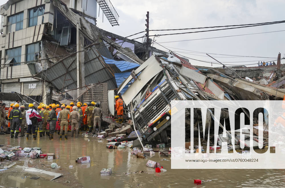 Building collapse in Lucknow Lucknow: SDRF personnel conduct rescue operation after a building collapsed, crushing a truck under its debris, in Lucknow, Saturday, Sept. 7, 2024. At least 10 people are feared trapped, according to officials. (PTI Photo Nand Kumar)(PTI09_07_2024_000187B) Lucknow Uttar Pradesh (UP) India