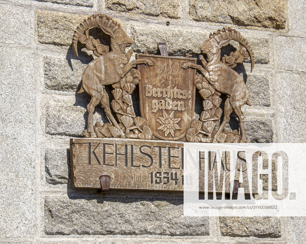 Holzschild KEHLSTEINHAUS an der Steinwand. Kehlsteinhaus, Kehlstein, Obersalzberg, Berchtesgaden, Deutschland, Europa Wooden sign KEHLSTEINHAUS on the stone wall. Eagles Nest, Eagles Nest, Obersalzberg, Berchtesgaden, Germany, Europe