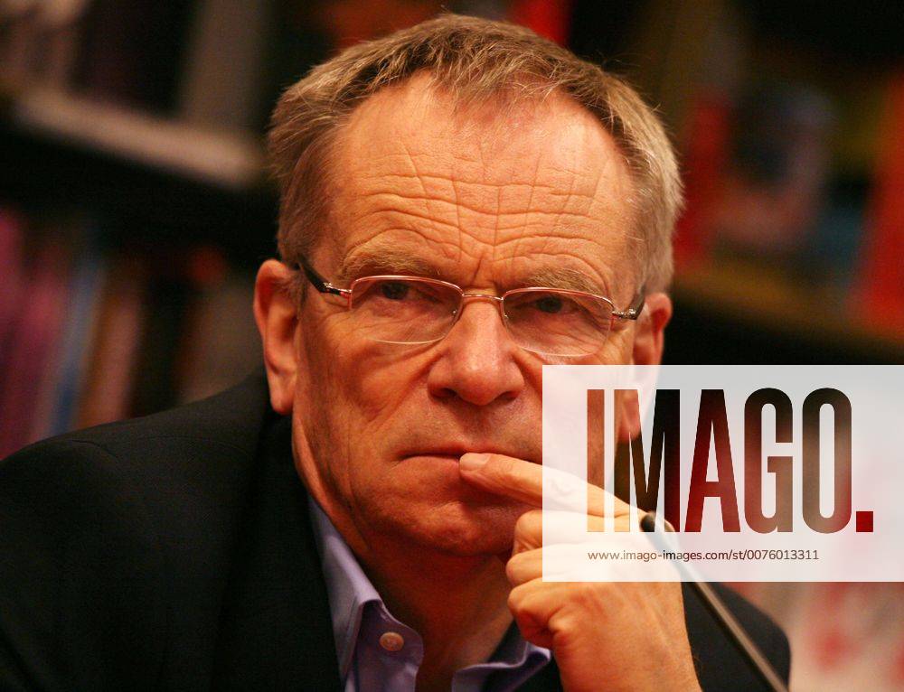 Mar 27, 2007 - New York, NY, USA - British author JEFFREY ARCHER promotes his new book The Gospel According To Judas by Benjamin Iscariot held at Borders Books at Columbus Circle. - ZUMA 20070327_nnn_k03_022