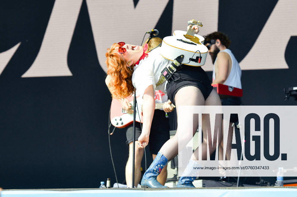 Entertainment Music, Lollapalooza Berlin 2024 08 09 2024, Entertainment Music, Lollapalooza Berlin 2024, v l The singer CMAT on stage at the Lollapalooza Festival in Berlins Olympiastadion The eighth edition of the music festival will take place on the weekend of September 7 and 8, 2024 at the Olympiastadion and Olympiapark in Berlin Berlin