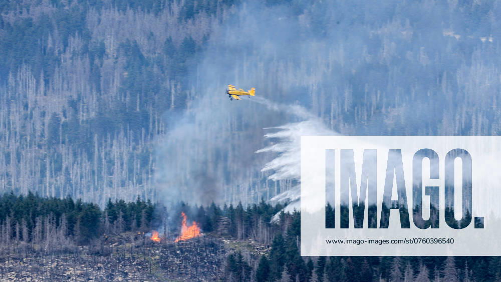 Kritische Situation am Brocken seit Sonntagnachmittag. Die Wetterlage stellt sich so langsam um. Nachdem der Waldbrand am Brocken seit Freitag von Ostwinden vorangetrieben wurde, gab es gegen 16 Uhr auf Grund des anstehenden Wetterwechsels eine Winddrehung auf Süd. Die Folge, Glutnester wurden vom Südwind entfacht und nach Norden vorangetrieben. Löschhubschrauber, welche eigentlich Glutnester ablöschen sollten, wurden sofort zur neuen Feuerstelle beordert. Auch die Löschflugzeuge flogen den in Flammen stehenden Bereich an (on tape). Spezialkräfte für Waldbrandbekämpfung begutachteten die Lage vom Wurmberg und koordinierten die Flugzeuge und Löschhubschrauber. Der Südwind wird weiterhin böig sein, bevor gegen Abend mit dem Südwin