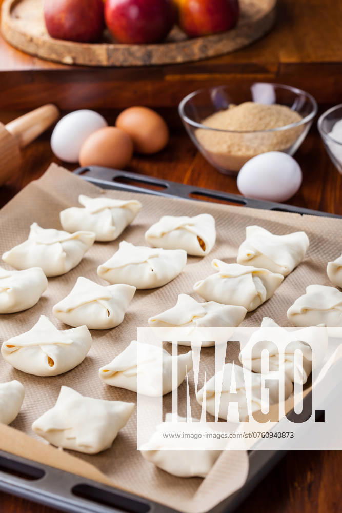 IMAGO Creative, Food, Gebäck, Apfeltaschen Leckere Apfeltaschen mit Backzutaten Delicious apple turnovers with baking ingredients