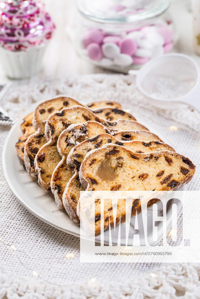 Traditioneller Weihnachtsstollen mit Puderzucker. Weihnachtskuchen. Deutsches Weihnachtsbrot Traditional Christmas stollen with icing sugar. Christmas Cake. German Christmas bread