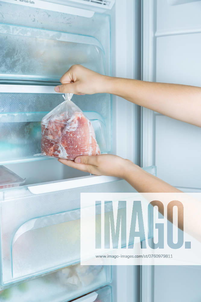 Entnahme von Gefrierfleisch aus dem modernen No Frost Gefrierschrank Taking frozen meat from the modern no-frost freezer