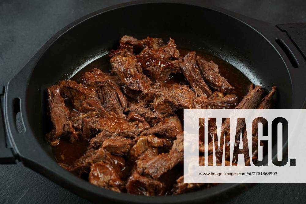 IMAGO Creative, Herbst, Food, Gulasch Beef stew in a cast iron skillet. Sliced pieces of braised beef, Beef stew in a cast iron skillet. Sliced pieces of braised beef, Beef stew in a cast iron skillet. Sliced pieces of braised beef, 06.08.2024,