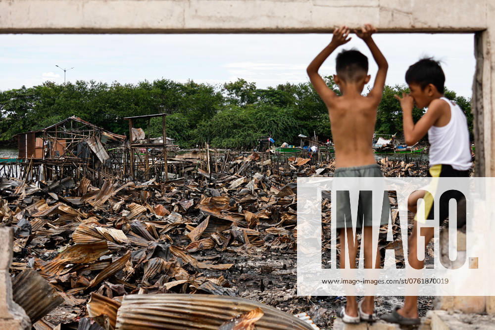 Philippinen, Schäden nach Feuer in Wohngebiet in Bacoor Huge Fire In Philippines Engulfed Nearly 800 Homes, Displacing Families Two children survey the rubble of damaged houses following a huge fire that engulfs at least 800 houses in Bacoor, Cavite, the Philippines, on September 12, 2024. The fire breaks out in the early hours of September 10 and displaces nearly 1,000 families, with many living in poverty being forced to take shelter in nearby evacuation centers where assistance and relief efforts are given to the affected people. The accident occurs in a densely populated compound, where houses mainly made of iron sheets, wood, and combustible materials are built within narrow streets, which, according to local media reports, makes it difficult for rescuers to conduct emergency operations. Th