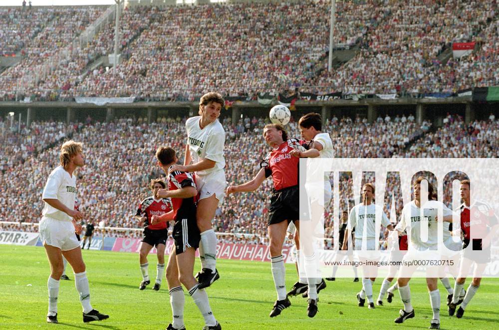 DFB Pokal 1991 1992 Hannover 96 gegen Borussia Mönchengladbach 4:3 i.E. am 23.05.1992 im Berliner Olympiastadion. Roman Wojcicki (Hannover, Mitte) gegen Jörg Neun (li.), Michael Klinkert (3.v.li.), Hans Jörg Criens (4.v.re.), Holger Fach (3.v.re.) und Thomas Kastenmaier (2.v.re., alle Gladbach), daneben Jörg Uwe Klütz (re., Hannover). o0 Pokalspiel, Berlin