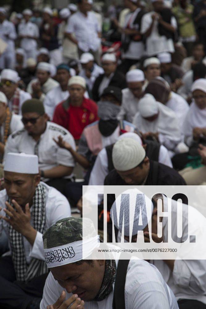 South Jakarta, Jakarta, Indonesia - Jakarta, 16 january 2017 : Islam Front Defender held demonstration in front of Indonesian Police to report West Java .Chief of Police Anton Charliyan, demanded removal and legal process for allegedly protecting thuggery and .criminalizing ulemas. The demonstration named 161 action which held peacefully although having heavy guard.by the police. South Jakarta Indonesia - ZUMAh128 20170116_zap_h128_001