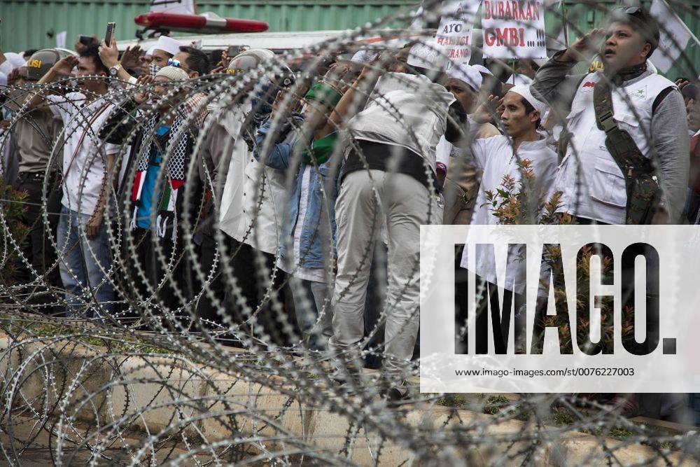 South Jakarta, Jakarta, Indonesia - Jakarta, 16 january 2017 : Islam Front Defender held demonstration in front of Indonesian Police to report West Java .Chief of Police Anton Charliyan, demanded removal and legal process for allegedly protecting thuggery and .criminalizing ulemas. The demonstration named 161 action which held peacefully although having heavy guard.by the police. South Jakarta Indonesia - ZUMAh128 20170116_zap_h128_004