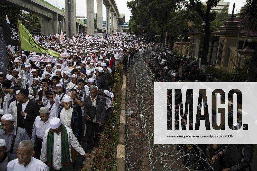South Jakarta, Jakarta, Indonesia - Jakarta, 16 january 2017 : Islam Front Defender held demonstration in front of Indonesian Police to report West Java .Chief of Police Anton Charliyan, demanded removal and legal process for allegedly protecting thuggery and .criminalizing ulemas. The demonstration named 161 action which held peacefully although having heavy guard.by the police. South Jakarta Indonesia - ZUMAh128 20170116_zap_h128_005