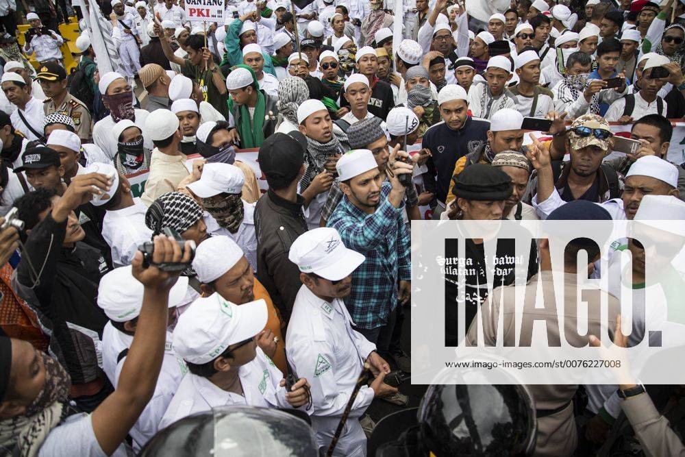 South Jakarta, Jakarta, Indonesia - Jakarta, 16 january 2017 : Islam Front Defender held demonstration in front of Indonesian Police to report West Java .Chief of Police Anton Charliyan, demanded removal and legal process for allegedly protecting thuggery and .criminalizing ulemas. The demonstration named 161 action which held peacefully although having heavy guard.by the police. South Jakarta Indonesia - ZUMAh128 20170116_zap_h128_008