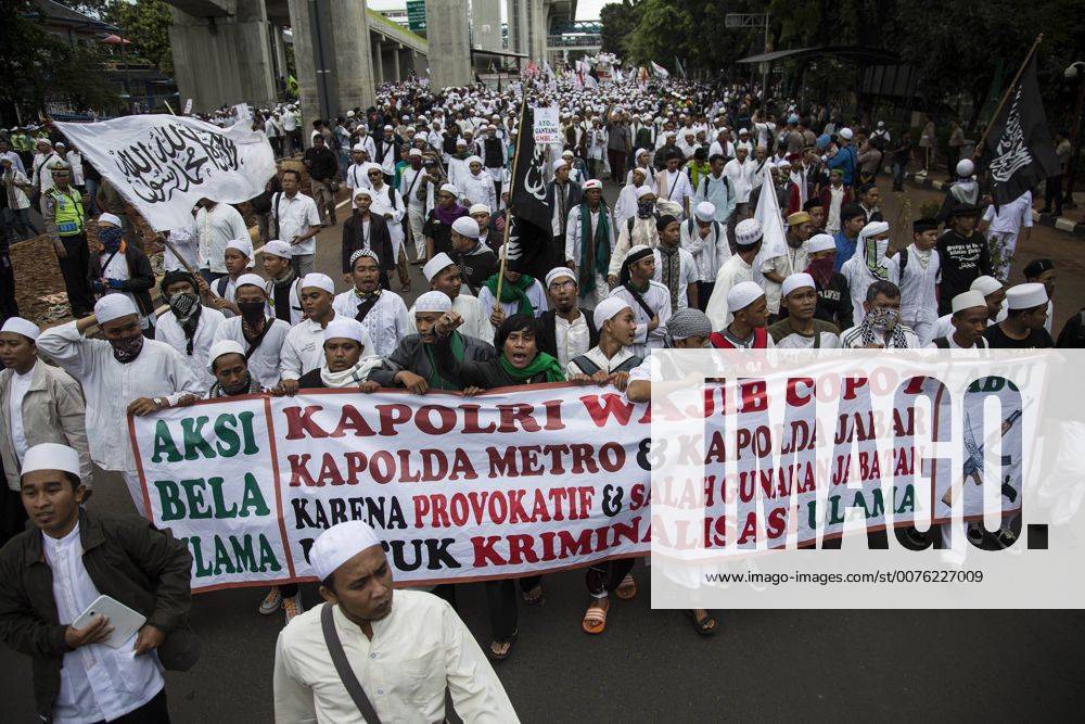 South Jakarta, Jakarta, Indonesia - Jakarta, 16 january 2017 : Islam Front Defender held demonstration in front of Indonesian Police to report West Java .Chief of Police Anton Charliyan, demanded removal and legal process for allegedly protecting thuggery and .criminalizing ulemas. The demonstration named 161 action which held peacefully although having heavy guard.by the police. South Jakarta Indonesia - ZUMAh128 20170116_zap_h128_009