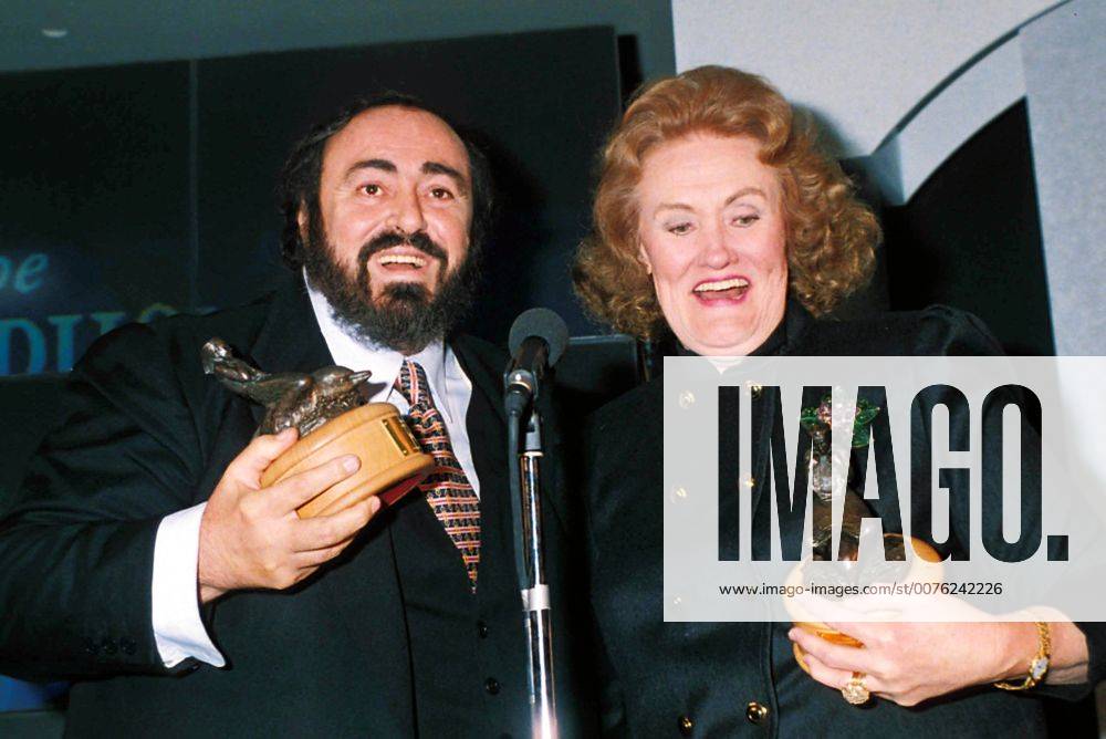 Aug. 16, 2006 - LUCIANO PAVAROTTI AND DAME JOAN SUTHERLAND.1991.A8397. DAVE BENETT- GETTY IMAGES.LUCIANOPAVAROTTIRETRO - ZUMAg49_ 20060816_gaf_g169_039