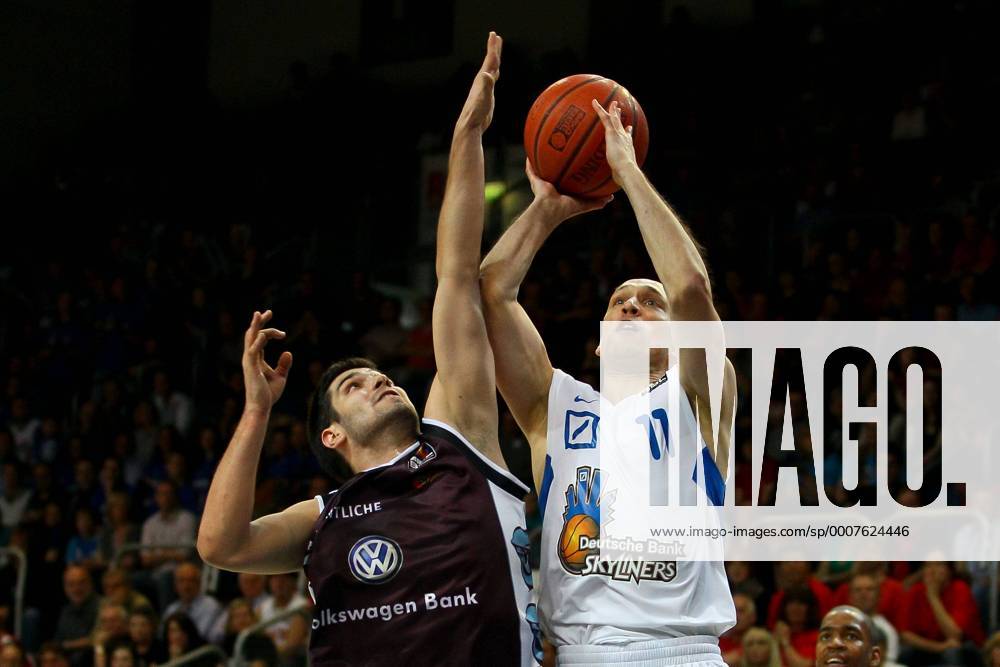 Deutsche Bank Skyliners Frankfurt vs. New Yorker Phantoms Braunschweig --- Uros Duvnjak ( Braunschweig ), links - Pascal Roller ( Frankfurt ), rechts o0 Pokal Halbfinale Final4 Final 4 Aufmacher Abwehr