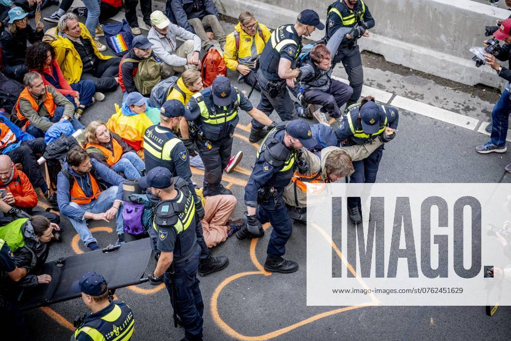 DEN HAAG - Police intervene in an action by Extinction Rebellion (XR) on the A12 motorway. With the action, the climate action group demanded that the government stop billions in tax breaks for the fossil industry immediately. ANP ROBIN UTRECHT netherlands out - belgium out