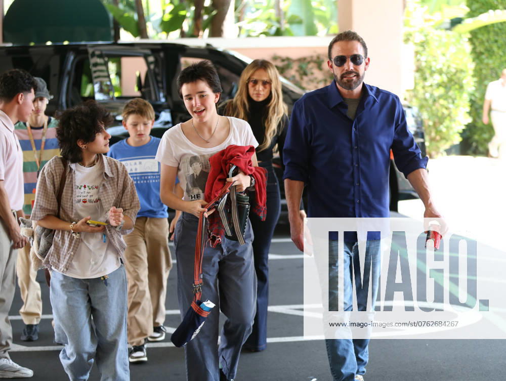 Ben Affleck and Jennifer Lopez are seen going out to lunch together amid divorce news. Featuring: Ben Affleck, Jennifer Lopez, Samuel Affleck, Max Muniz, Emme Muniz, Seraphina Affleck Where: Los Angeles, California, United States When: 14 Sep 2024 Credit: BauerGriffin INSTARimages . NOT FOR USE BY NEWSPAPERS BASED IN THE UK.