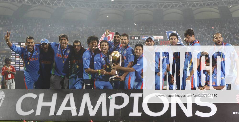 Cricket, ICC World Cup Final from the Wankhede Stadium in Mumbai, Sri Lanka vs. India --- India s players celebrate, (L-R) Zaheer Khan, x, Munaf Patel, Gautam Gambhir, Sreesanth, Sachin Tendulkar, Harbhajan Singh, Suresh Raina, Piyush Chawla, Virender Sehwag, Yuvraj Singh, Ashish Nehra, Ravichandran Ashwin and Yusuf Pathan xPankajxNangiax ActionPlus11156457 o0 Totale Sieg Weltmeister Jubel Freude Siegerfoto Mannschaftsfoto Schriftzug Champions