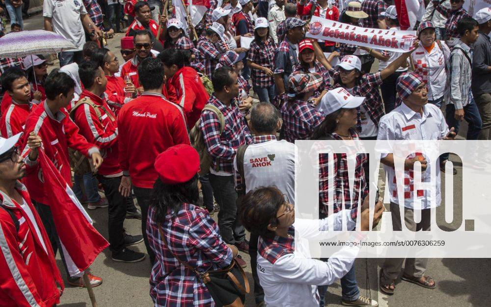 South Jakarta, Jakarta, Indonesia - Jakarta, 17 January 2017 : As BASUKI TJAHAJA PURNAMA (knwon as AHOK) trial continue on the 6th time at Indonesian Agriculture Ministry office at South Jakarta, the demonstration also held outside the court. Heavy guarded by the police, both side of Pro and Anti AHOK express their opinion. The demonstration held peacefully untill the end without clash from both side. South Jakarta Indonesia - ZUMAh128 20170117_zap_h128_002