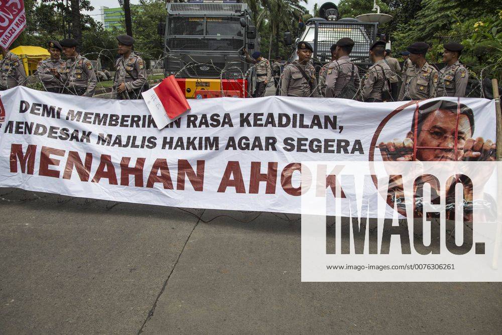 South Jakarta, Jakarta, Indonesia - Jakarta, 17 January 2017 : As BASUKI TJAHAJA PURNAMA (knwon as AHOK) trial continue on the 6th time at Indonesian Agriculture Ministry office at South Jakarta, the demonstration also held outside the court. Heavy guarded by the police, both side of Pro and Anti AHOK express their opinion. The demonstration held peacefully untill the end without clash from both side. South Jakarta Indonesia - ZUMAh128 20170117_zap_h128_004