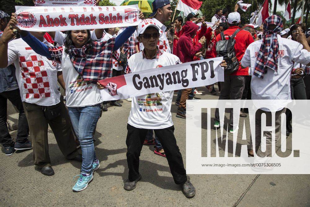 South Jakarta, Jakarta, Indonesia - Jakarta, 17 January 2017 : As BASUKI TJAHAJA PURNAMA (knwon as AHOK) trial continue on the 6th time at Indonesian Agriculture Ministry office at South Jakarta, the demonstration also held outside the court. Heavy guarded by the police, both side of Pro and Anti AHOK express their opinion. The demonstration held peacefully untill the end without clash from both side. South Jakarta Indonesia - ZUMAh128 20170117_zap_h128_011