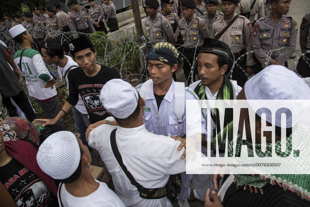 South Jakarta, Jakarta, Indonesia - Jakarta, 17 January 2017 : As BASUKI TJAHAJA PURNAMA (knwon as AHOK) trial continue on the 6th time at Indonesian Agriculture Ministry office at South Jakarta, the demonstration also held outside the court. Heavy guarded by the police, both side of Pro and Anti AHOK express their opinion. The demonstration held peacefully untill the end without clash from both side. South Jakarta Indonesia - ZUMAh128 20170117_zap_h128_012