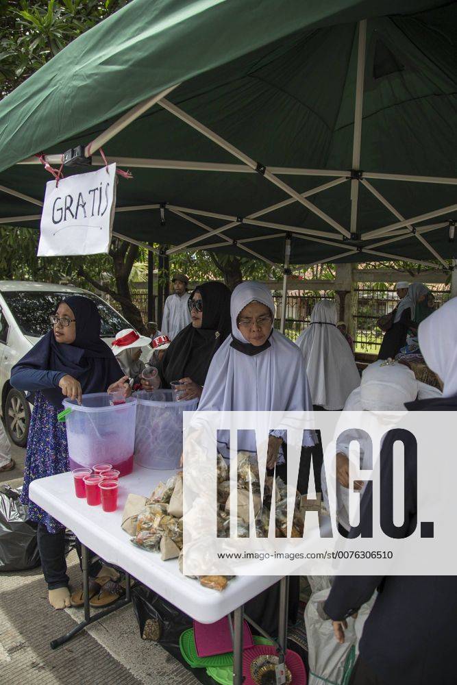 South Jakarta, Jakarta, Indonesia - Jakarta, 17 January 2017 : As BASUKI TJAHAJA PURNAMA (knwon as AHOK) trial continue on the 6th time at Indonesian Agriculture Ministry office at South Jakarta, the demonstration also held outside the court. Heavy guarded by the police, both side of Pro and Anti AHOK express their opinion. The demonstration held peacefully untill the end without clash from both side. South Jakarta Indonesia - ZUMAh128 20170117_zap_h128_014
