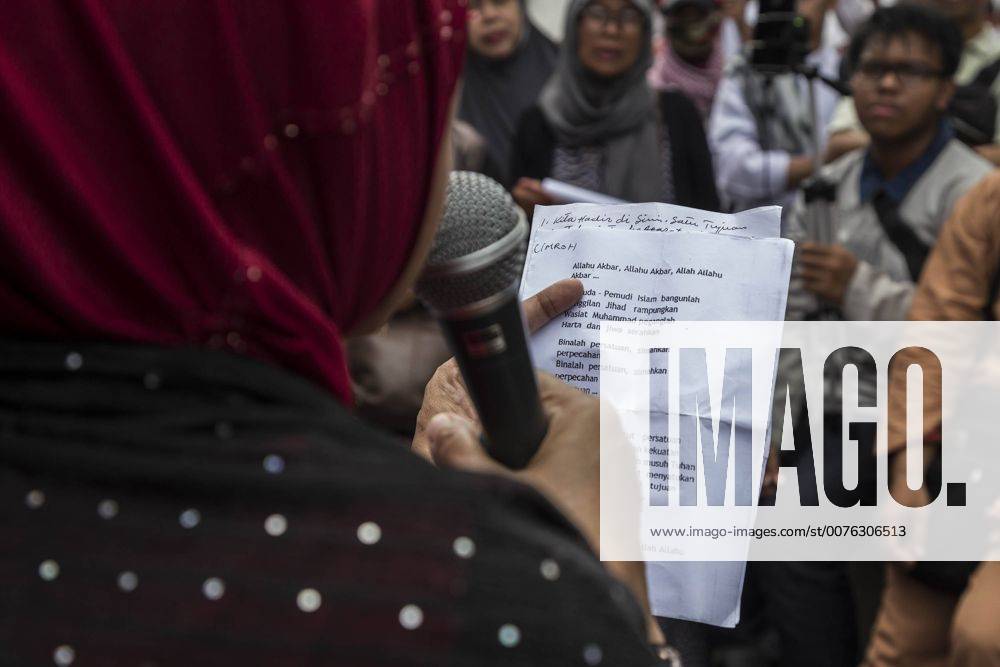 South Jakarta, Jakarta, Indonesia - Jakarta, 17 January 2017 : As BASUKI TJAHAJA PURNAMA (knwon as AHOK) trial continue on the 6th time at Indonesian Agriculture Ministry office at South Jakarta, the demonstration also held outside the court. Heavy guarded by the police, both side of Pro and Anti AHOK express their opinion. The demonstration held peacefully untill the end without clash from both side. South Jakarta Indonesia - ZUMAh128 20170117_zap_h128_015