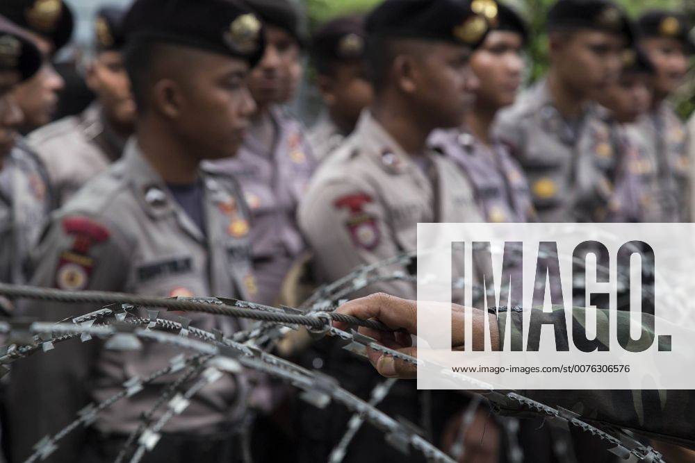 South Jakarta, Jakarta, Indonesia - Jakarta, 17 January 2017 : As BASUKI TJAHAJA PURNAMA (knwon as AHOK) trial continue on the 6th time at Indonesian Agriculture Ministry office at South Jakarta, the demonstration also held outside the court. Heavy guarded by the police, both side of Pro and Anti AHOK express their opinion. The demonstration held peacefully untill the end without clash from both side. South Jakarta Indonesia - ZUMAh128 20170117_zap_h128_018
