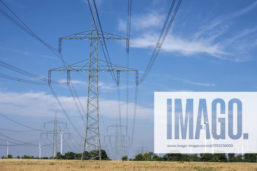 Strommasten, Hochspannungsleitungen und Windkraftanlagen in Deutschland Electricity pylons, high-voltage power lines and wind turbines in Germany