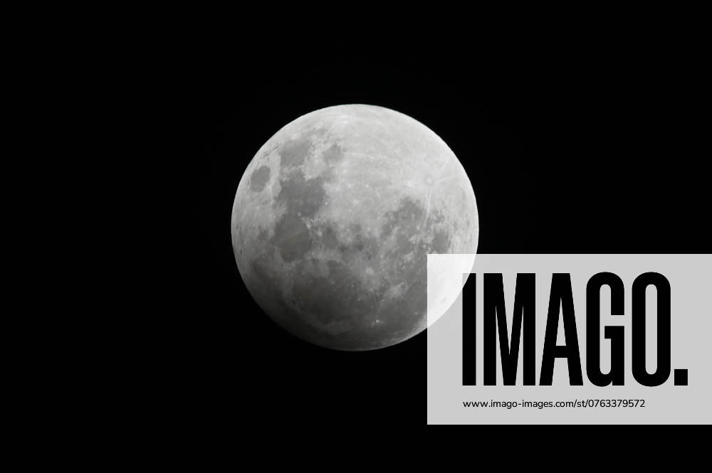 CAXIAS DO SUL, RS - 17.09.2024: ECLIPSE LUNAR CAXIAS DO SUL - Image of the full moon with eclipse, seen in Caxias do Sul, RS, this Tuesday (17). x2615766x AntônioxMachado