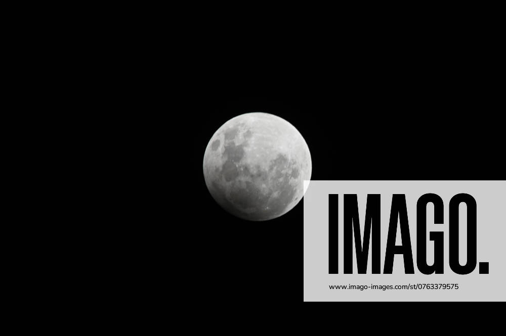 CAXIAS DO SUL, RS - 17.09.2024: ECLIPSE LUNAR CAXIAS DO SUL - Image of the full moon with eclipse, seen in Caxias do Sul, RS, this Tuesday (17). x2615767x AntônioxMachado