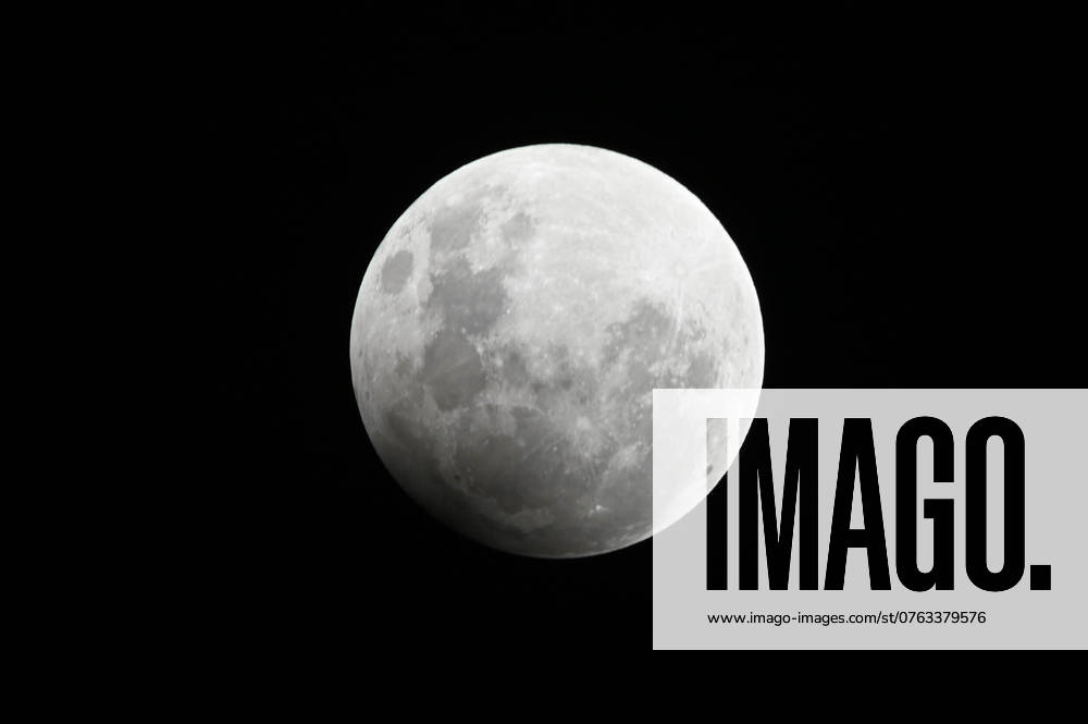 CAXIAS DO SUL, RS - 17.09.2024: ECLIPSE LUNAR CAXIAS DO SUL - Image of the full moon with eclipse, seen in Caxias do Sul, RS, this Tuesday (17). x2615768x AntônioxMachado