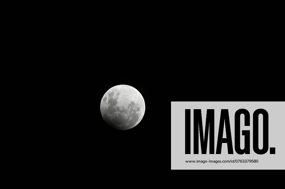 CAXIAS DO SUL, RS - 17.09.2024: ECLIPSE LUNAR CAXIAS DO SUL - Image of the full moon with eclipse, seen in Caxias do Sul, RS, this Tuesday (17). x2615769x AntônioxMachado
