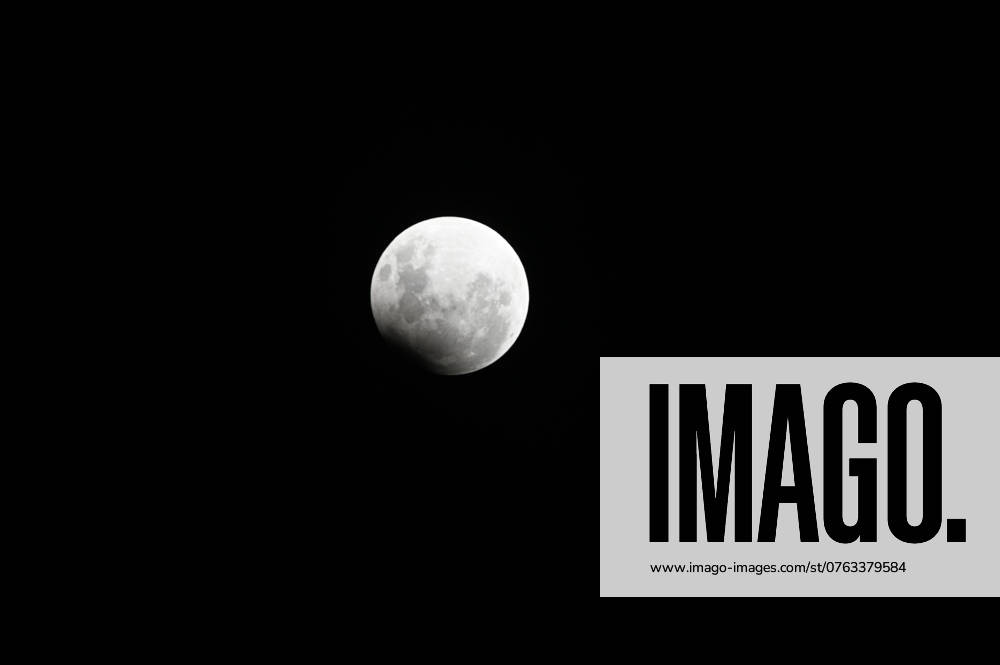 CAXIAS DO SUL, RS - 17.09.2024: ECLIPSE LUNAR CAXIAS DO SUL - Image of the full moon with eclipse, seen in Caxias do Sul, RS, this Tuesday (17). x2615770x AntônioxMachado