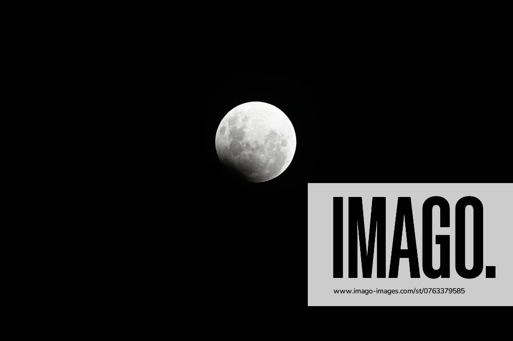 CAXIAS DO SUL, RS - 17.09.2024: ECLIPSE LUNAR CAXIAS DO SUL - Image of the full moon with eclipse, seen in Caxias do Sul, RS, this Tuesday (17). x2615771x AntônioxMachado