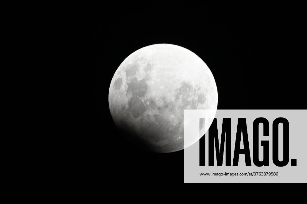CAXIAS DO SUL, RS - 17.09.2024: ECLIPSE LUNAR CAXIAS DO SUL - Image of the full moon with eclipse, seen in Caxias do Sul, RS, this Tuesday (17). x2615772x AntônioxMachado