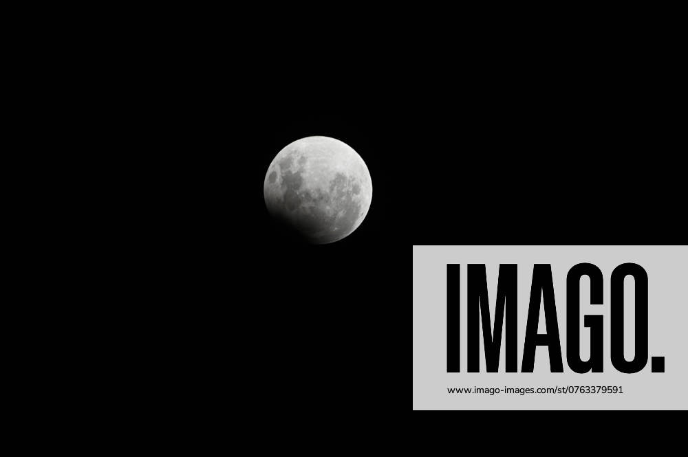 CAXIAS DO SUL, RS - 17.09.2024: ECLIPSE LUNAR CAXIAS DO SUL - Image of the full moon with eclipse, seen in Caxias do Sul, RS, this Tuesday (17). x2615773x AntônioxMachado