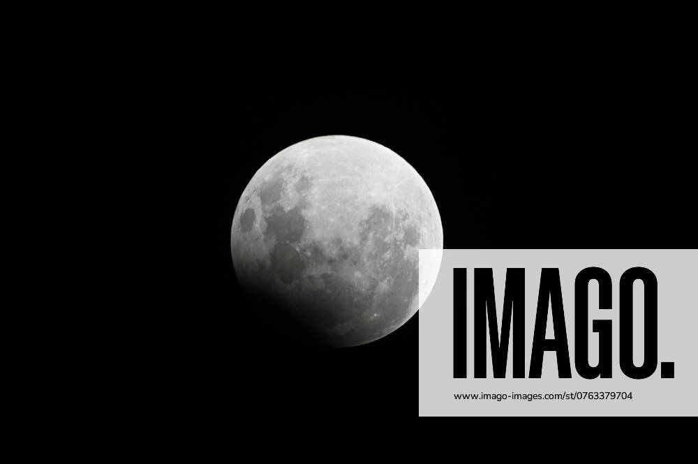 CAXIAS DO SUL, RS - 17.09.2024: ECLIPSE LUNAR CAXIAS DO SUL - Image of the full moon with eclipse, seen in Caxias do Sul, RS, this Tuesday (17). x2615775x AntônioxMachado