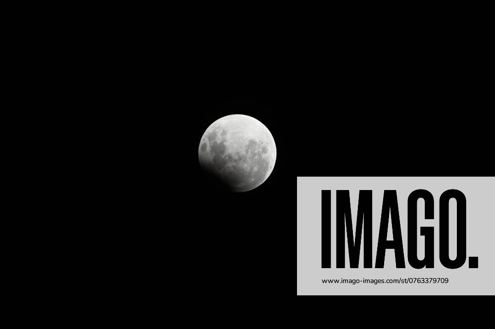 CAXIAS DO SUL, RS - 17.09.2024: ECLIPSE LUNAR CAXIAS DO SUL - Image of the full moon with eclipse, seen in Caxias do Sul, RS, this Tuesday (17). x2615777x AntônioxMachado