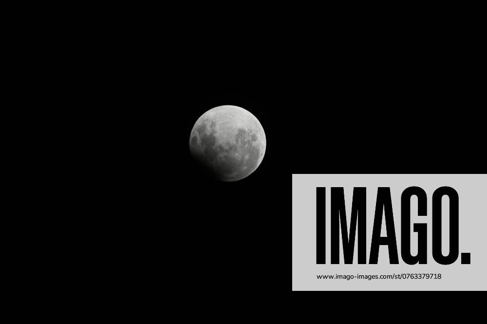 CAXIAS DO SUL, RS - 18.09.2024: ECLIPSE LUNAR CAXIAS DO SUL - Image of the full moon with eclipse, seen in Caxias do Sul, RS, this Tuesday (17). x2615780x AntônioxMachado