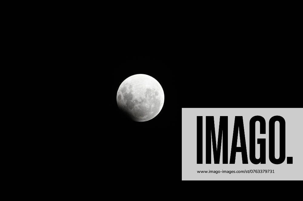 CAXIAS DO SUL, RS - 18.09.2024: ECLIPSE LUNAR CAXIAS DO SUL - Image of the full moon with eclipse, seen in Caxias do Sul, RS, this Tuesday (17). x2615781x AntônioxMachado