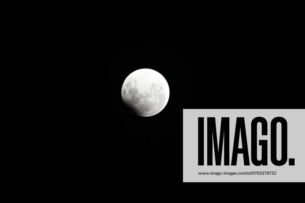 CAXIAS DO SUL, RS - 18.09.2024: ECLIPSE LUNAR CAXIAS DO SUL - Image of the full moon with eclipse, seen in Caxias do Sul, RS, this Tuesday (17). x2615782x AntônioxMachado