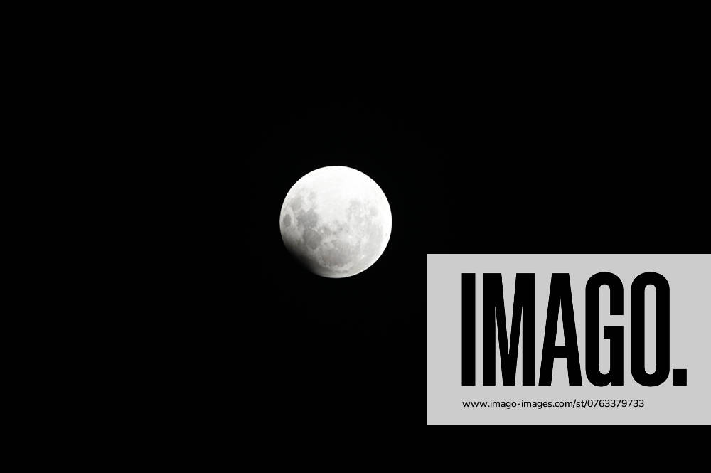 CAXIAS DO SUL, RS - 18.09.2024: ECLIPSE LUNAR CAXIAS DO SUL - Image of the full moon with eclipse, seen in Caxias do Sul, RS, this Tuesday (17). x2615783x AntônioxMachado