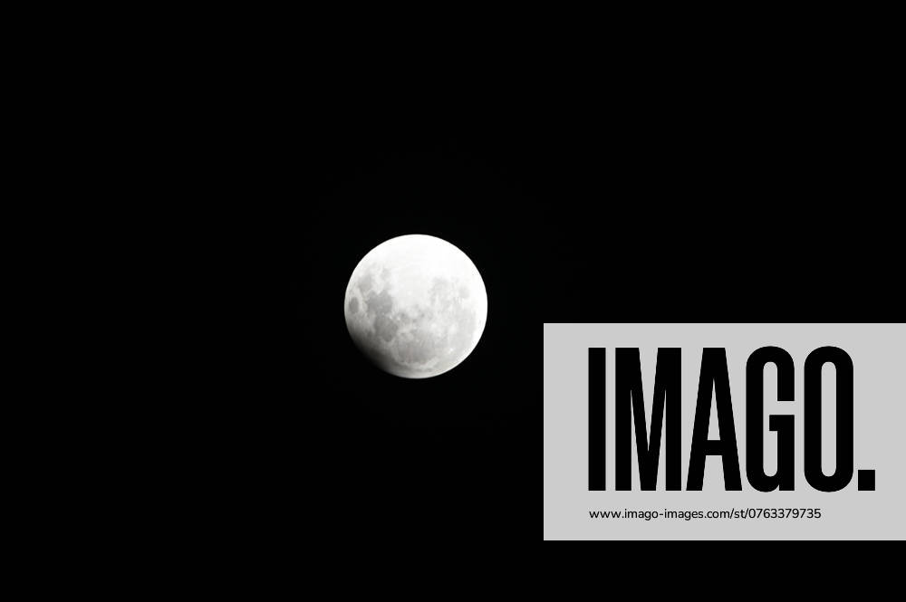 CAXIAS DO SUL, RS - 18.09.2024: ECLIPSE LUNAR CAXIAS DO SUL - Image of the full moon with eclipse, seen in Caxias do Sul, RS, this Tuesday (17). x2615785x AntônioxMachado