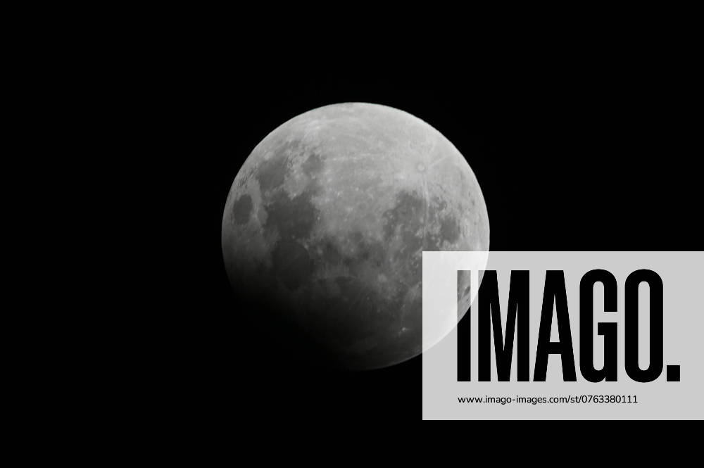 CAXIAS DO SUL, RS - 17.09.2024: ECLIPSE LUNAR CAXIAS DO SUL - Image of the full moon with eclipse, seen in Caxias do Sul, RS, this Tuesday (17). x2615786x AntônioxMachado