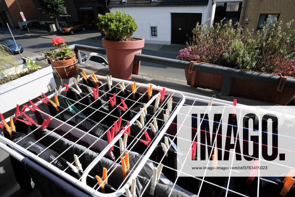 Düsseldorf 18 09 2024 clothes horse colorful clothesline clothespins clothespins sustainable environmentally friendly dry wet laundry in the air balcony solar energy wind energy sunlight solar heat solar heat save electricity no tumble dryer electricity c