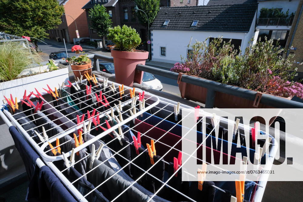 Düsseldorf 18 09 2024 clothes horse colorful clothesline clothespins clothespins sustainable environmentally friendly dry wet laundry in the air balcony solar energy wind energy sunlight solar heat solar heat save electricity no tumble dryer electricity c