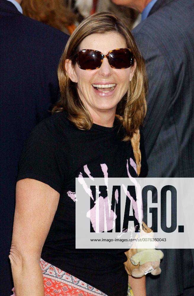 New York, New York, U.S. - I10814KBA.KATIE COURIC SEND OFF FROM THE TODAY SHOW ON HER FINAL DAY. ROCKEFELLER CENTER NEW YORK New York 05-31-2006. - - 2006.SUSAN SAINT JAMES - ZUMAbb3_ 20060531_gaf_bb3_106