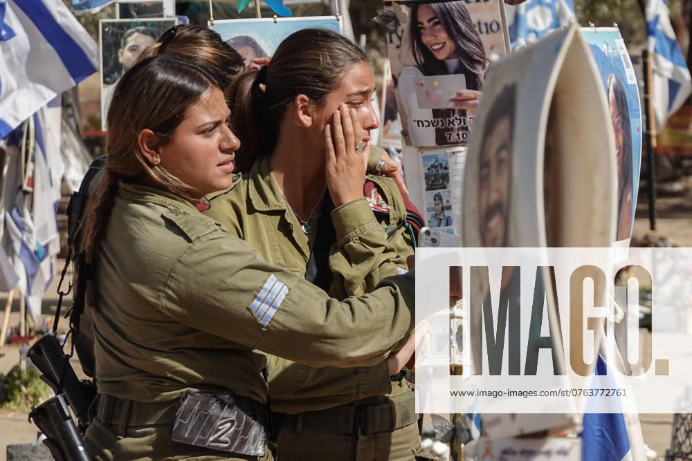 Nahostkonflikt, Israel, Gedenken an die Hamas-Geiseln in in Reim September 19, 2024, Kibbutz Reim, Israel: As the one year commemoration of the October 7, 2023, Nova Music Festival massacre near Kibbutz Reim approaches, families, friends and the general public gather to honor the 364 victims who were shot, beaten, or burned to death. Many suffered abuse, including rape, before being killed by Hamas gunmen who infiltrated from Gaza. Kibbutz Reim Israel - ZUMAa126 20240919_zap_a126_001